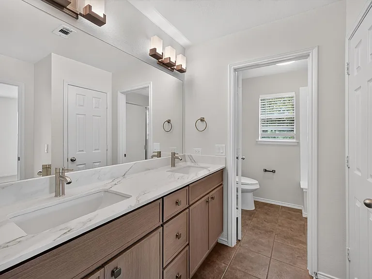 2201 Stoneleigh Pl — Photo 12