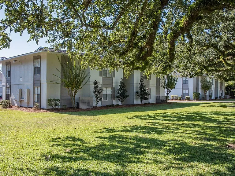 Twin Oaks Apartments — Photo 10