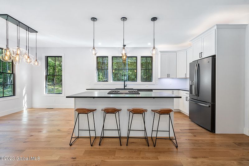 4th image of 221 Brennan Road