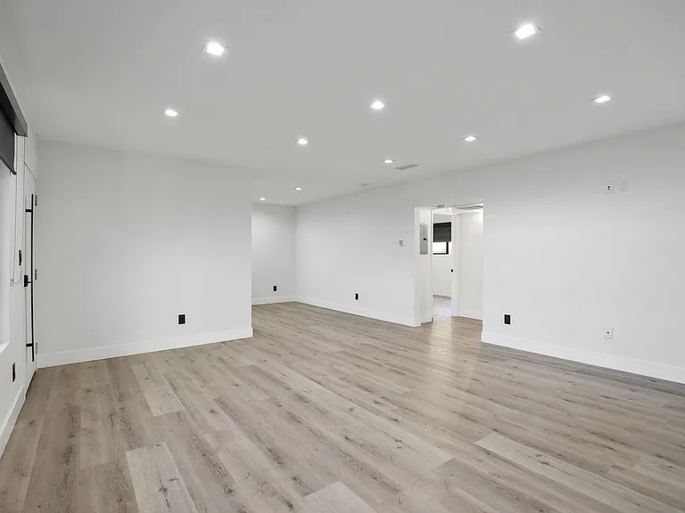 955 N Oxford Ave #D — Photo 8