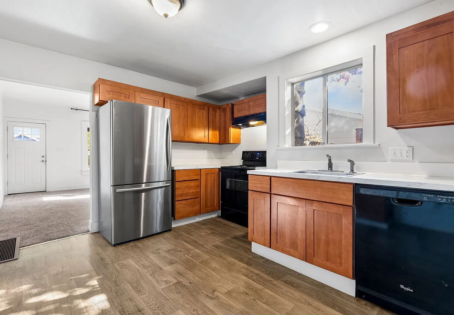 2 bed, 1.0 bath, 824 sqft, $2,425 — Photo 2