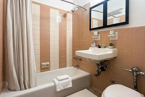 Bathroom, photo 1