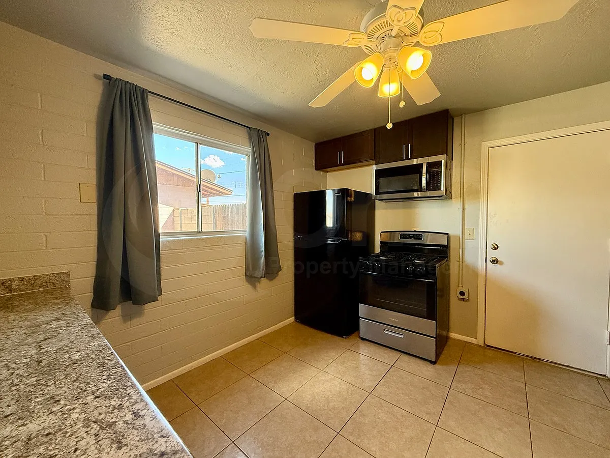 4 bed, 1.0 bath, 1071 sqft, $1,699 — Photo 3