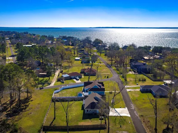 308 Resort Dr, Livingston, TX 77351