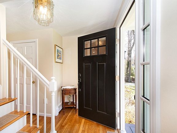 5th image of 18 Longmeadow Rd
