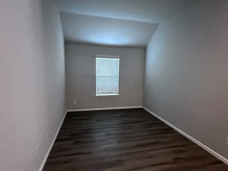 1137 Chandler Dr — Photo 2
