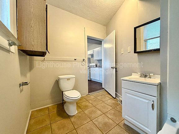 3rd image of 1515 Hoyt St APT 1