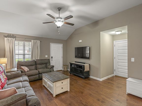 5th image of 631 Berry Cir
