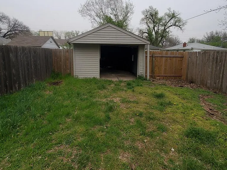 631 N Edwards Ave — Photo 21