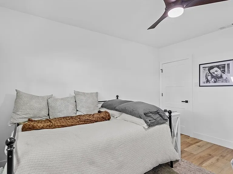 334 W Valencia Ave — Photo 14