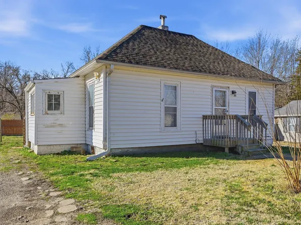 1811 SE 25th St, Topeka, KS 66605