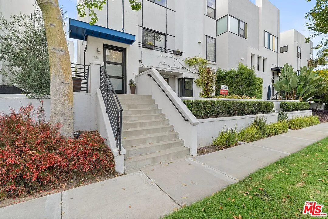 3 bed, 2464 sqft, $10,900 — Photo 2