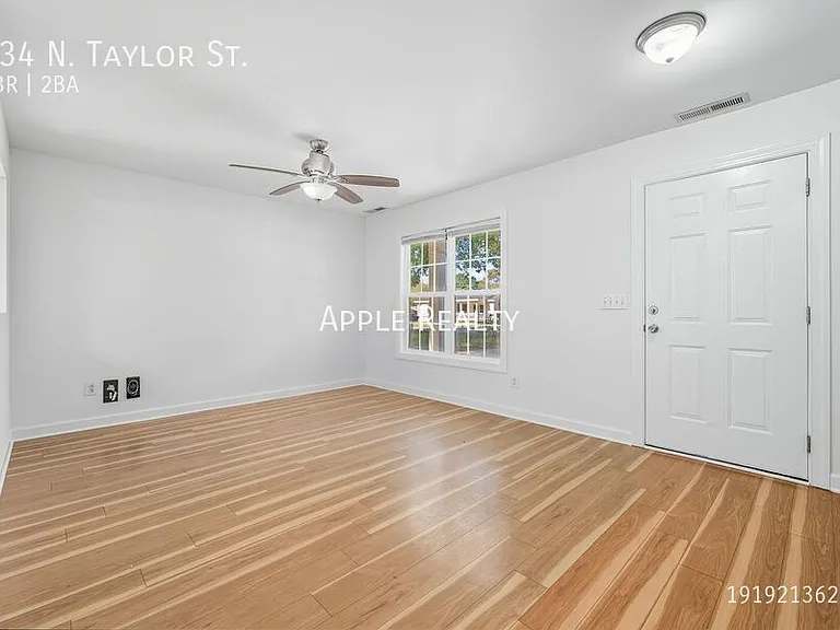 834 N Taylor St — Photo 2