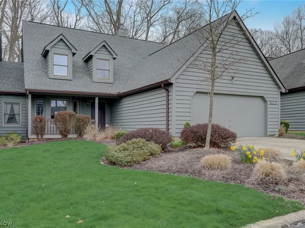 9086 Woodcrest Dr, Brecksville, OH 44141
