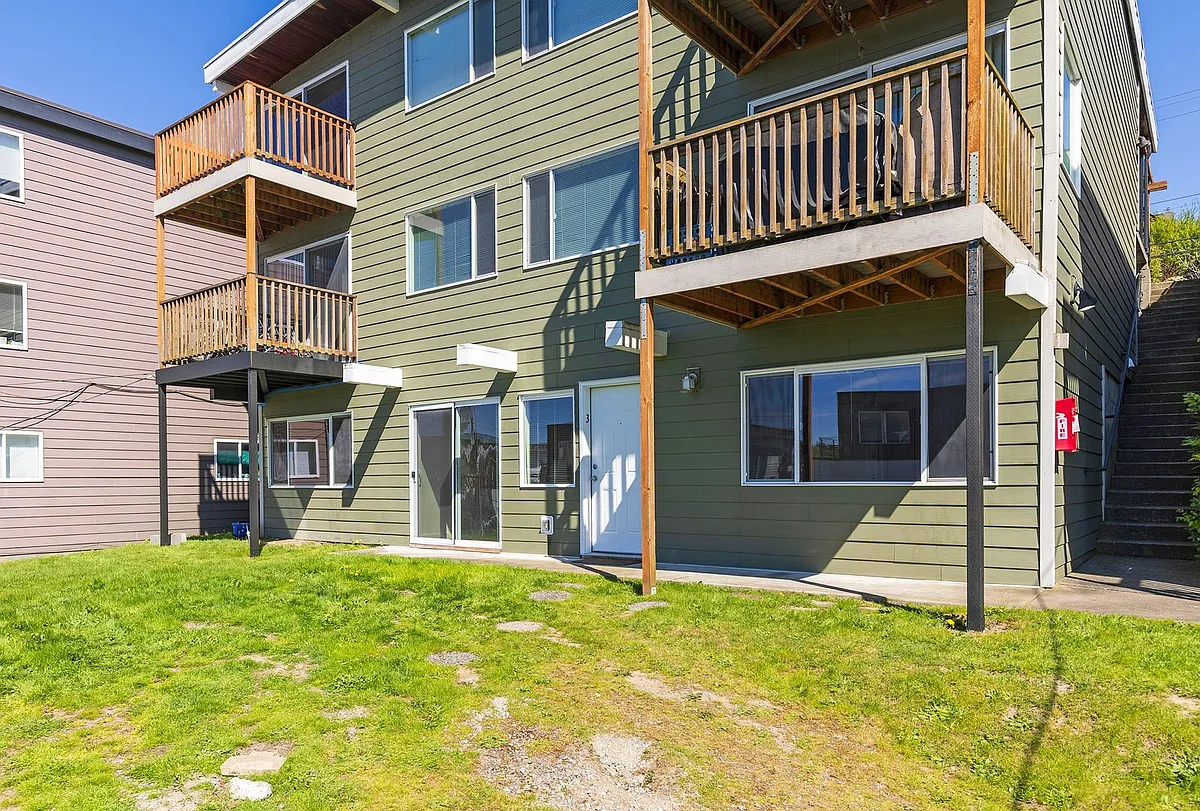 Building Photo - 3405 14th Ave W #3