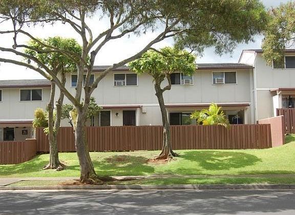 View from Kaonohi St view of Enclosed Back Yard/ Lanai