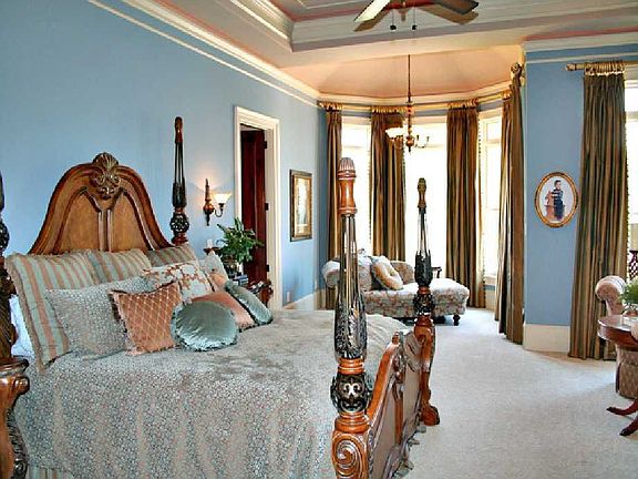 Master sutie with sitting area and morning kitchen