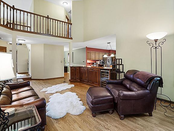 5th image of 867 Eastchester Dr