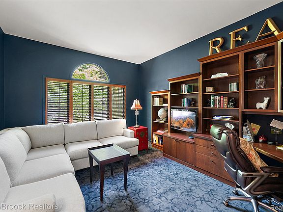 5th image of 4872 Cliffside Dr