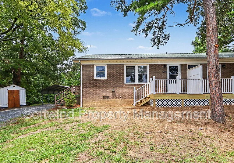 1050 Pinecrest Dr — Photo 1