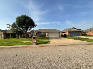 700 Apple Tree Ln, Moore, OK 73160