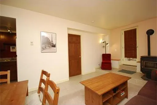 3 bed, 950 sqft, $5,450 — Photo 3