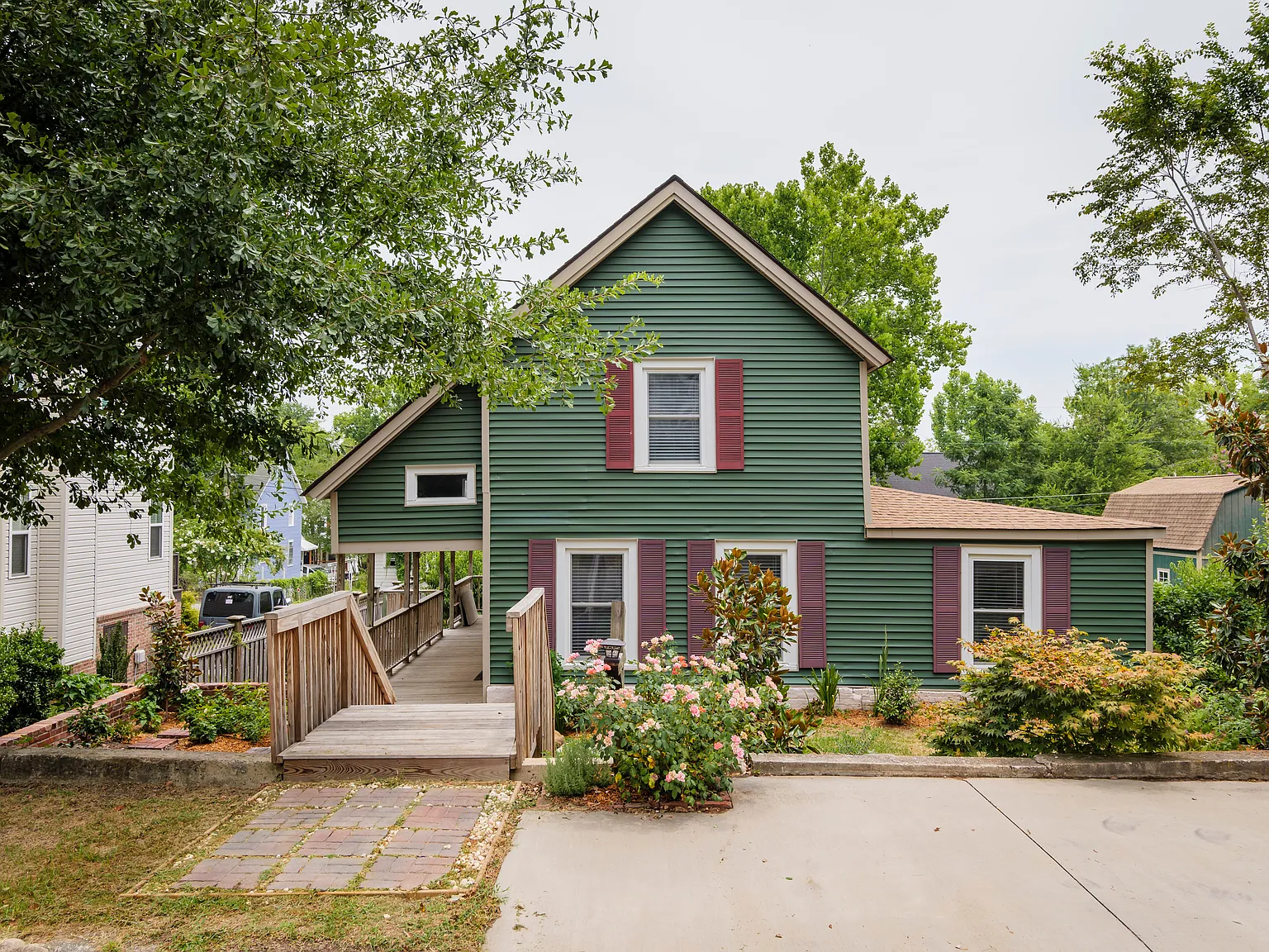 3 bed, 2400 sqft, $2,400 — Photo 1