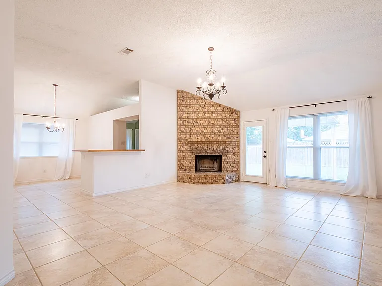 1526 Haven Pl — Photo 2