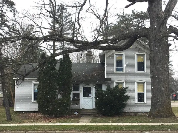 724 N Hudson St, Lowell, MI 49331