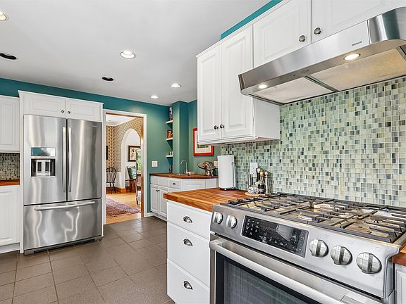 4th image of 525 Waterbury Cir