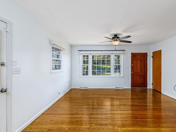 5th image of 901 Dominion Ln