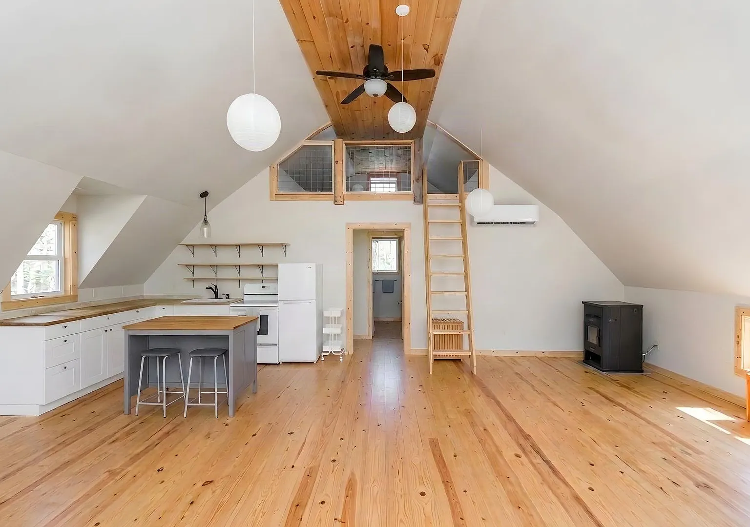 Barn-Style Modern Farmhouse with Mountain Views in Candler 30 Minutes to Downtown Asheville — Photo 2