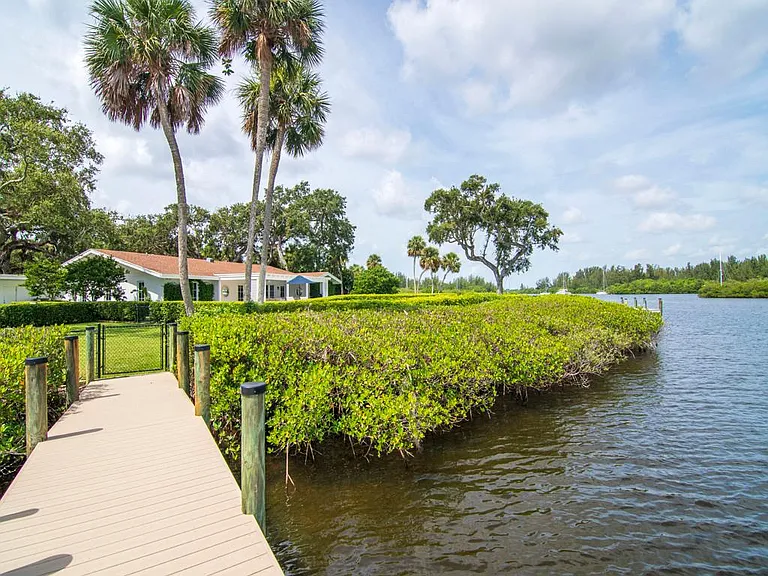 215 Live Oak Rd — Photo 36