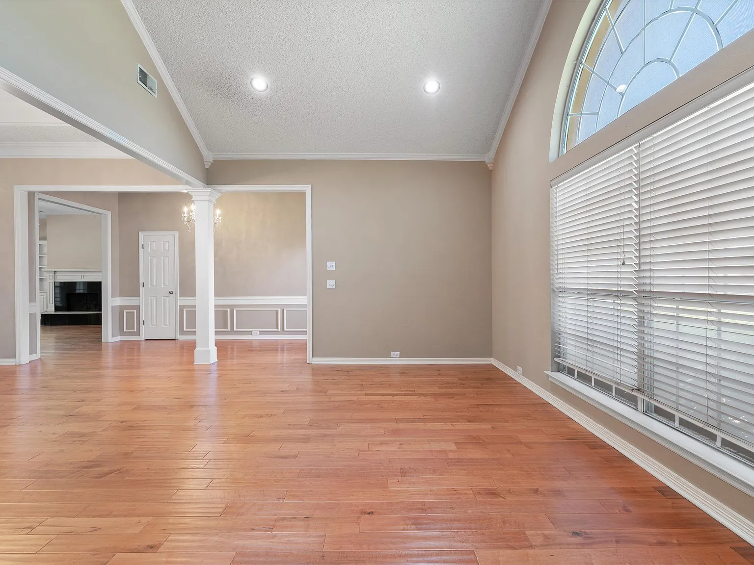 4 bed, 2.5 bath, 2401 sqft, $2,800 — Photo 2