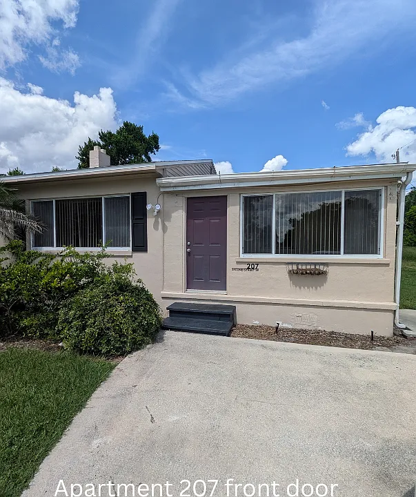207 2nd St SE