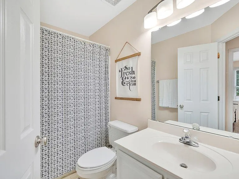 Upstairs guest full bath