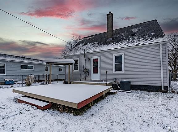 2nd image of 27520 Kaufman St