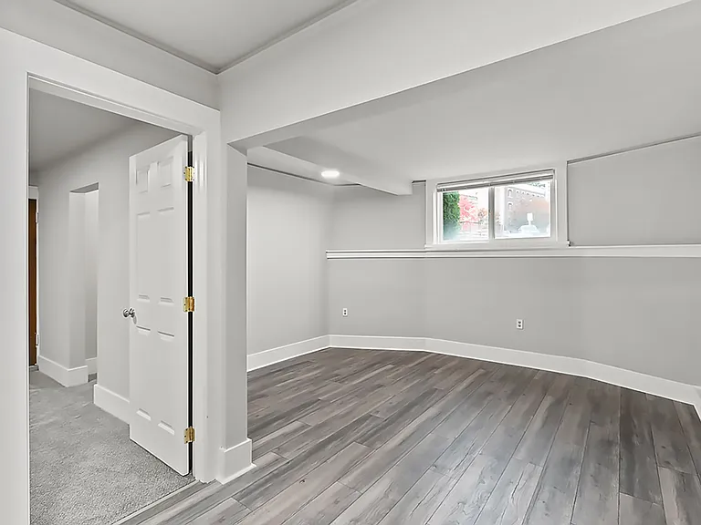 Farrah Apartments: 1 & 2 Bedroom Renovated Units — Photo 9