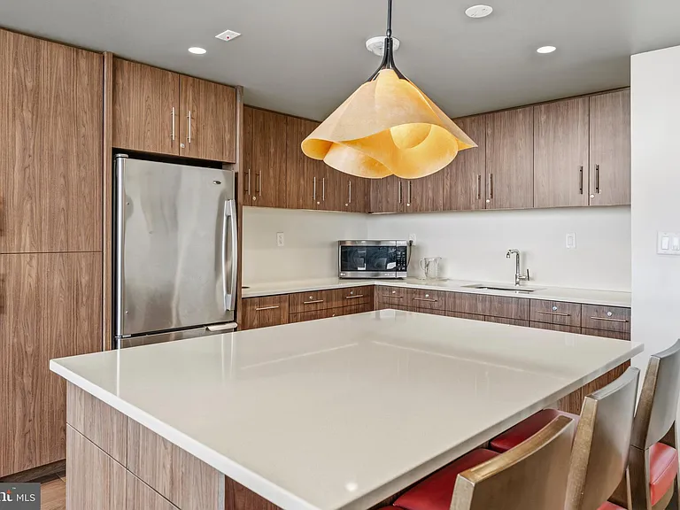 400 Madison St #310 — Photo 31