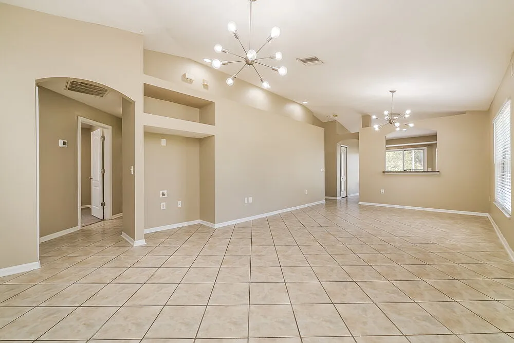 3 bed, 2.0 bath, 1317 sqft, $1,935 — Photo 3