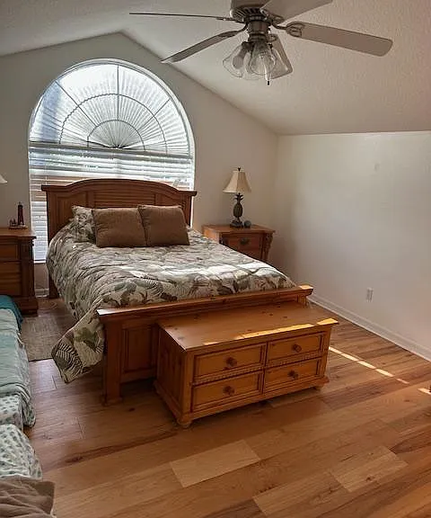 1405 S Riverside Dr — Photo 8