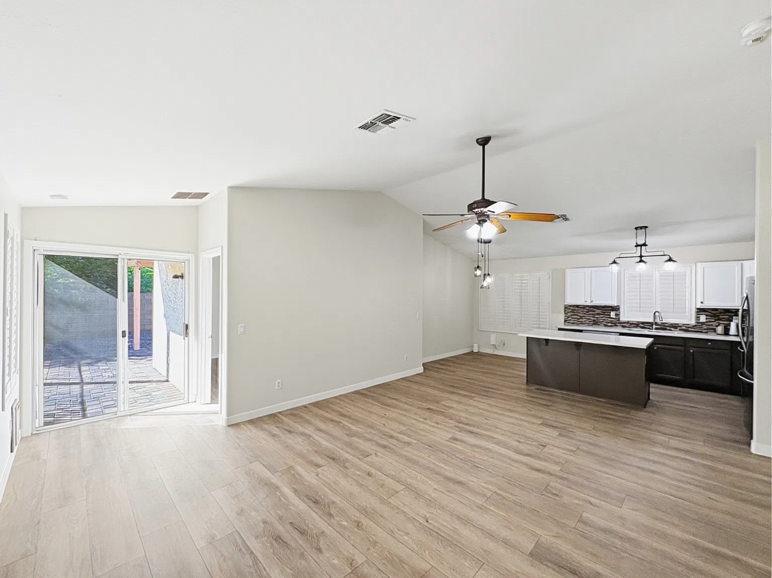 3 bed, 1371 sqft, $2,395 — Photo 4