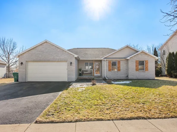 1102 Oxford Cir, Sycamore, IL 60178