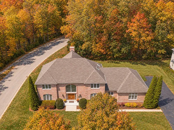 130 N Buckingham Dr, Sugar Grove, IL 60554