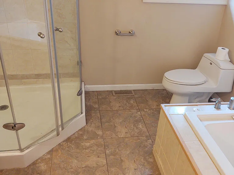 En-suite bathroom, primary bath