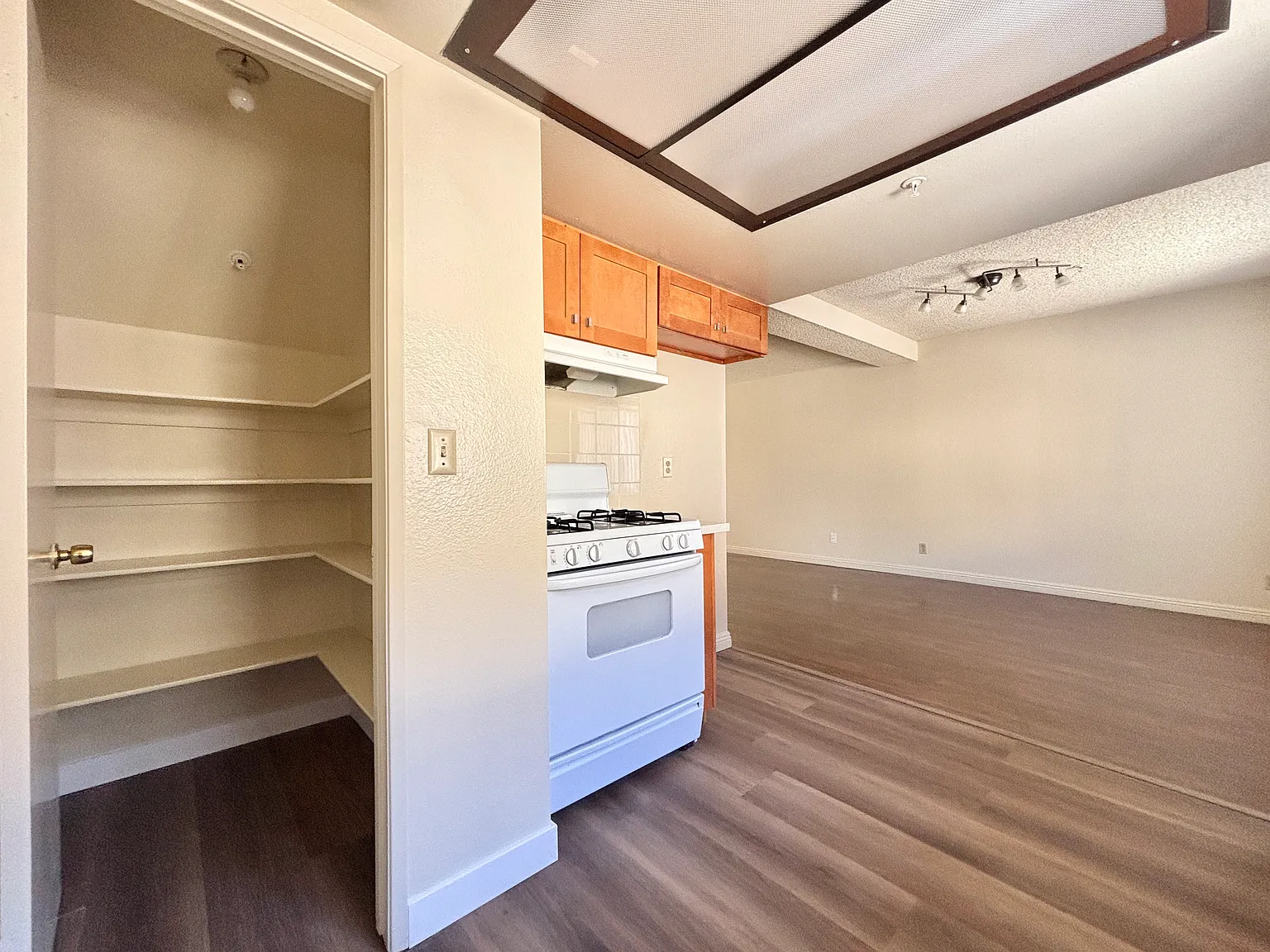 2 bed, 2.5 bath, 900 sqft, $2,750 — Photo 3