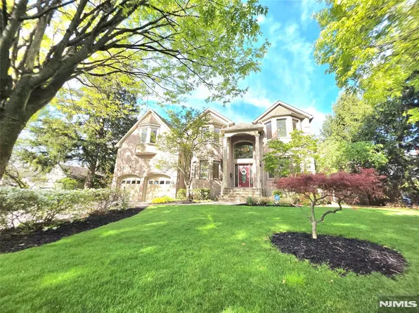 335 Bullard Ave, Paramus, NJ 07652