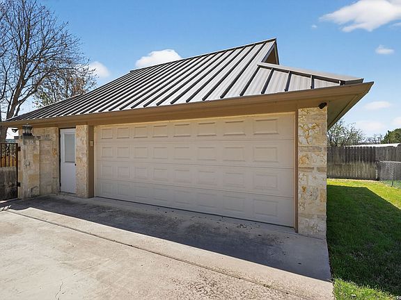 3rd image of 204 RED OAK LN