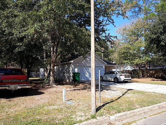 3rd image of 2106 Pin Oak Cir