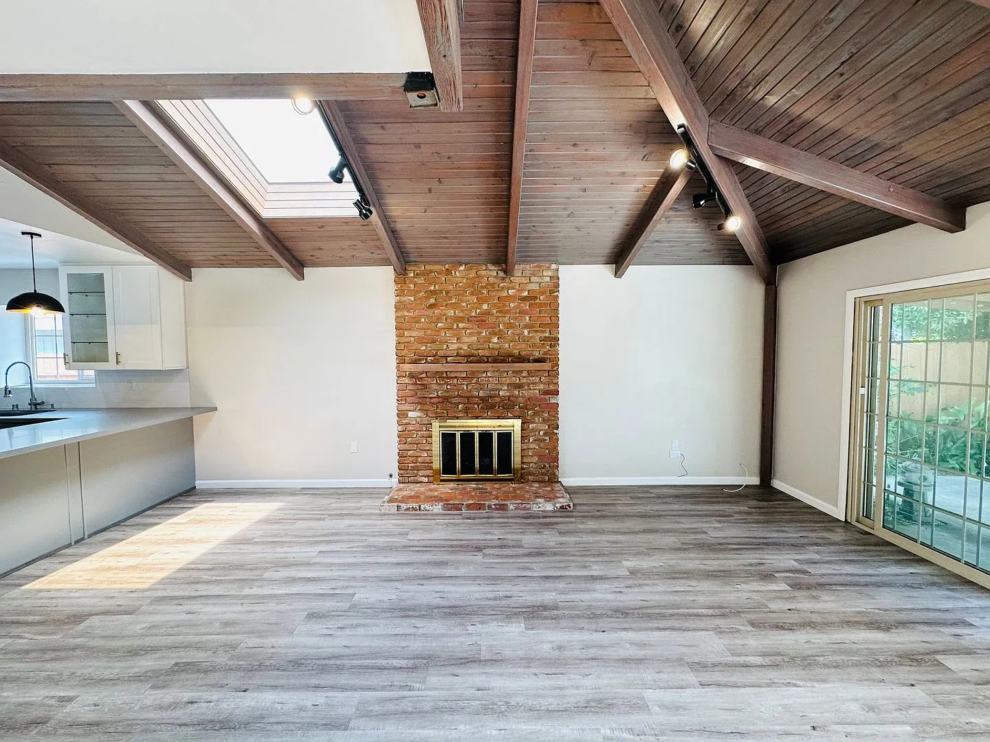 Beautifully Remodeled La Jolla/UTC Home with Vaulted Ceilings & Entertainer's Backyard — Photo 3